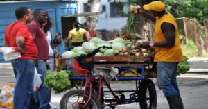En la foto, un vendedor ambulante en una calle cubana