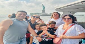 En la foto, el autor y su familia en Nueva York