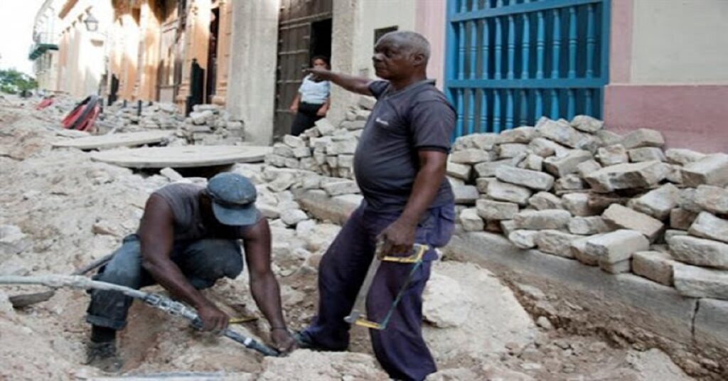 En la foto, reparación de una calle de Cuba