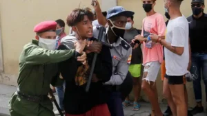 En la foto, policías y militares reprimiendo en Cuba el 11 de Julio de 2021