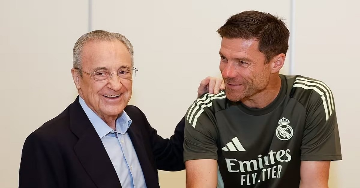 En la foto, Florentino Pérez y Xabi Alonso