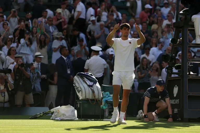 En la foto, el español Carlos Alcaraz tras vencer a Tarvet