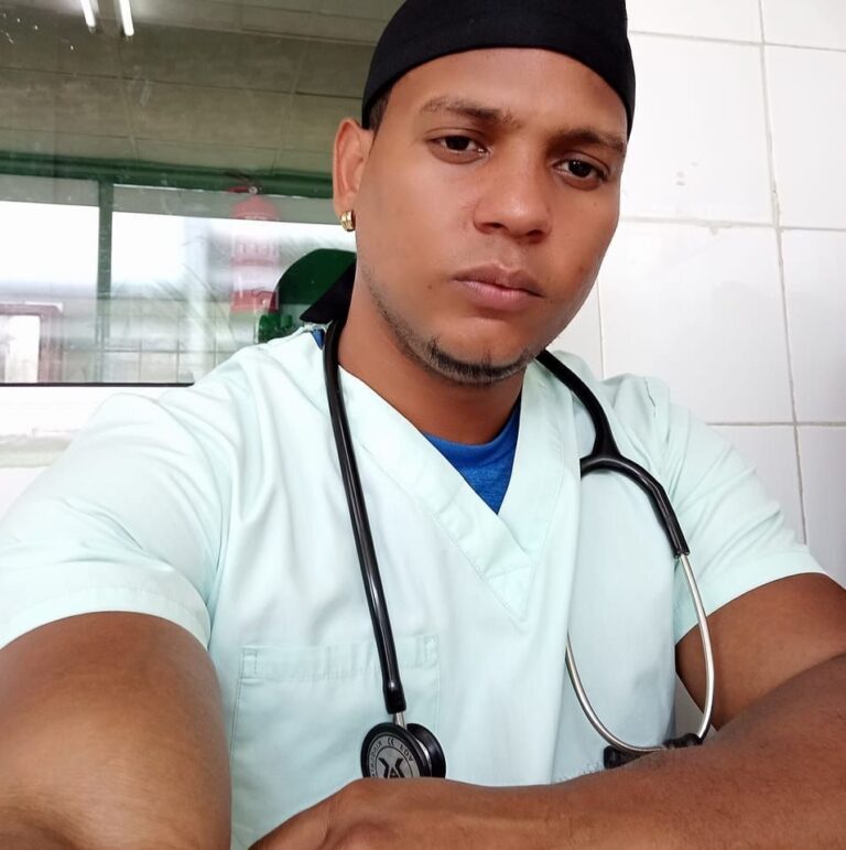 En la foto, el enfermero Ray Figueredo