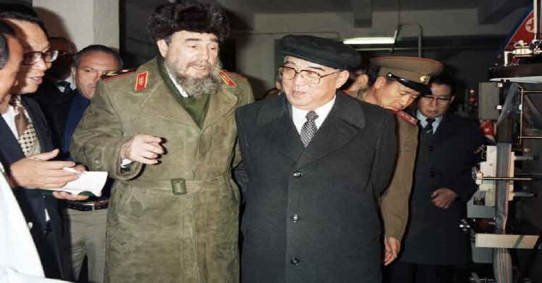 En la foto, Fidel Castro y Kim Il sun, dos de los más longevos dictadores comunistas