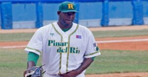 En la foto, el pitcher cubano Erlis Casanova