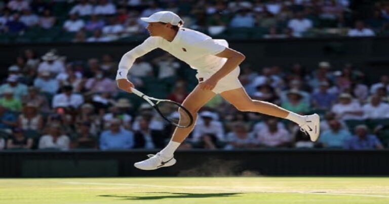 En la foto, Jannik Sinner, en un momento del partido ante Novak Djokovic