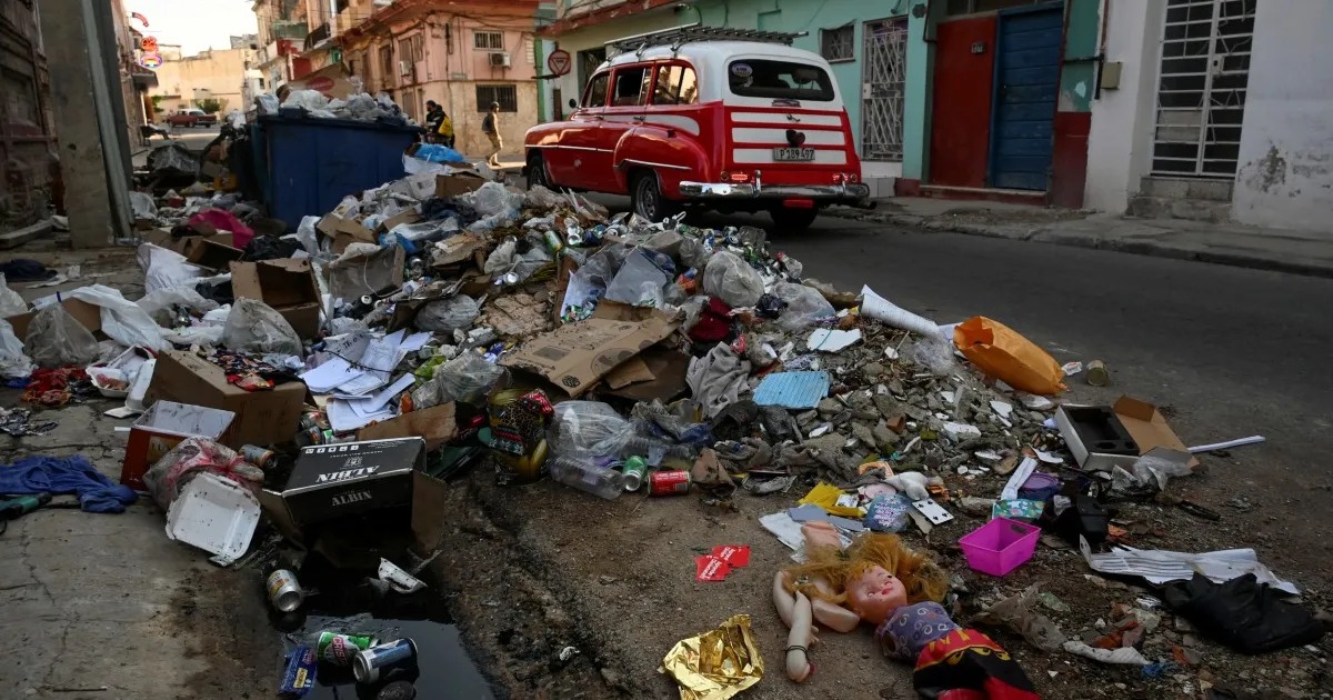 En la foto, basura amontonada por semanas en las calles de Cuba