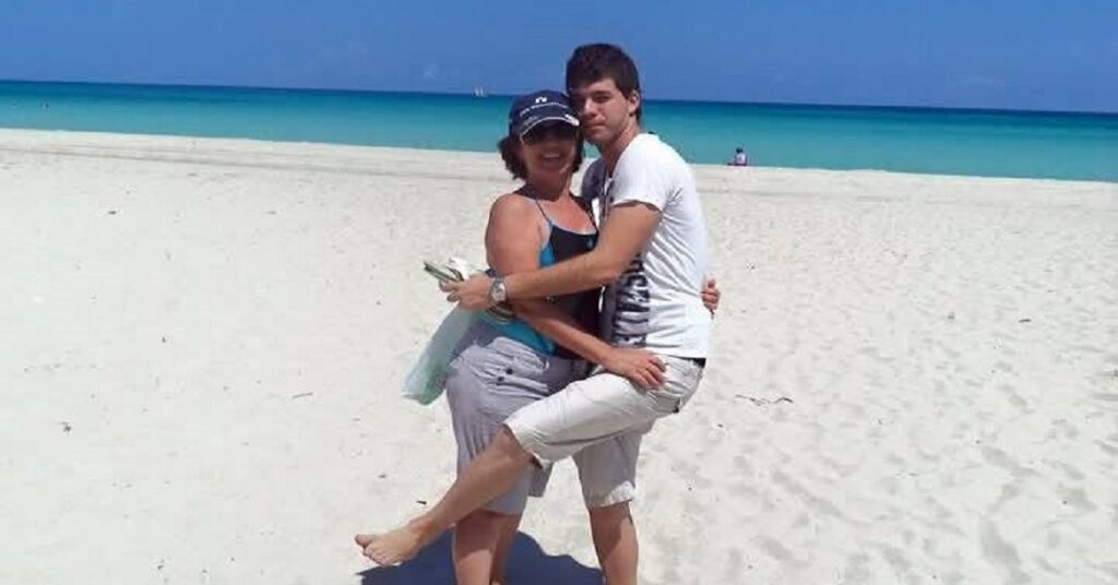 En la foto, la ministra del Trabajo de Cuba con su hijo en Miami