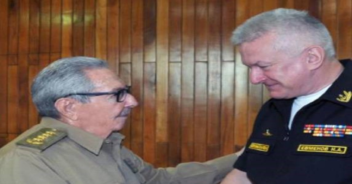 En la foto, Raúl Castro con un militar ruso