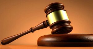 En la foto, un mazo de tribunal