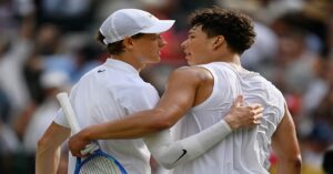 En la foto, Sinner y Shelton se saludan tras finalizar el partido