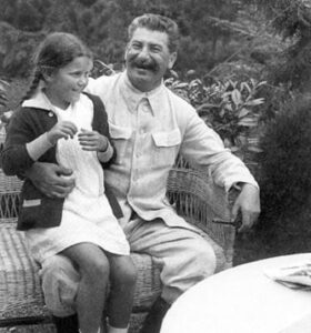 En la foto, Stalin y su hija Svetlana, de niña