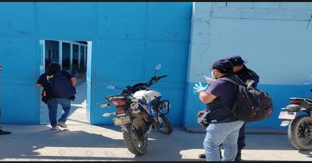 En la foto, autoridades frente a la escuela donde fue asesinado un profesor