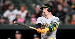 En la foto, el jonronero de los Atléticos Brent Rooker de Atléticos se encuentra en la lista de participantes del Derbi de Jonrones