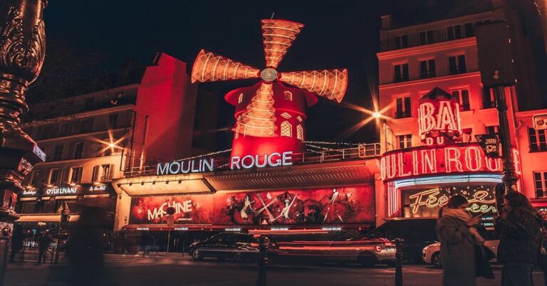 En la foto, el cabaret Moulin Rogge, en París
