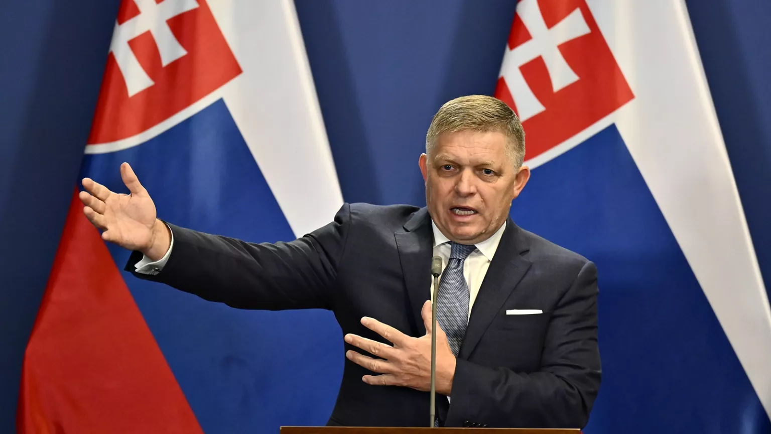 En la foto, el primer minsitro eslovaco, Robert Fico