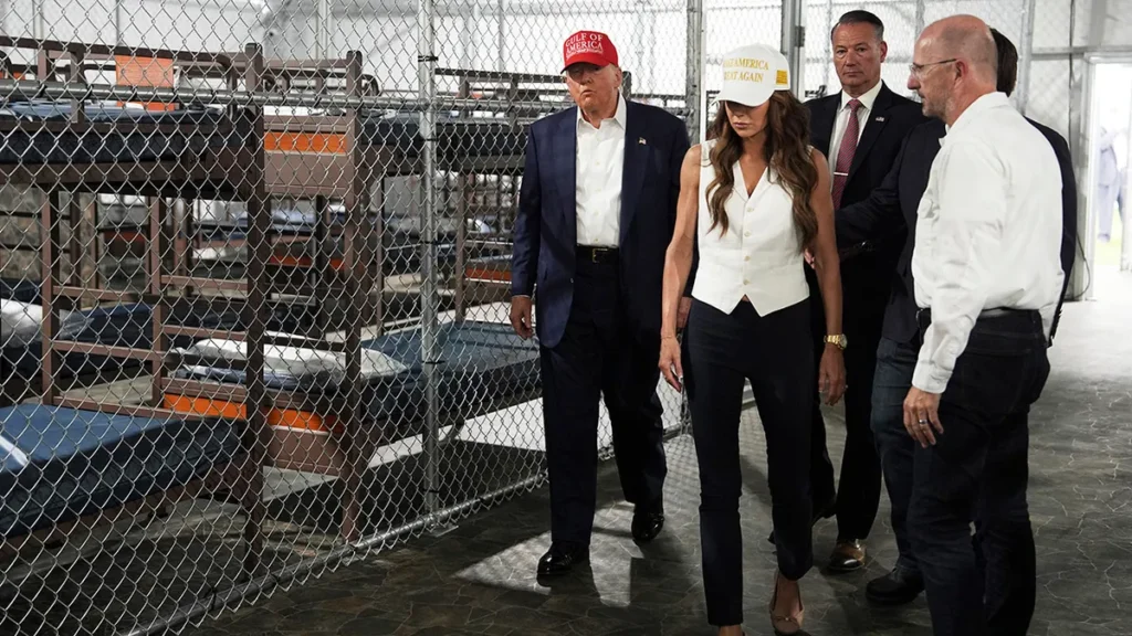 Trump vuelve a sugerir la deportación de ciudadanos estadounidenses: 'Quizá ese sea el próximo trabajo' 7 En la foto, Trump en la cárcel llamada 'Alcatraz de los Caimanes'