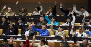 Diputados cubanos levantan la mano al unísono