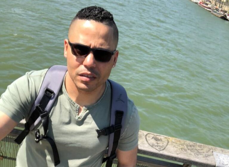 En la foto, un periodista cubano exiliado