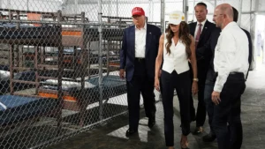 En la foto, Trump en la cárcel llamada 'Alcatraz de los Caimanes'