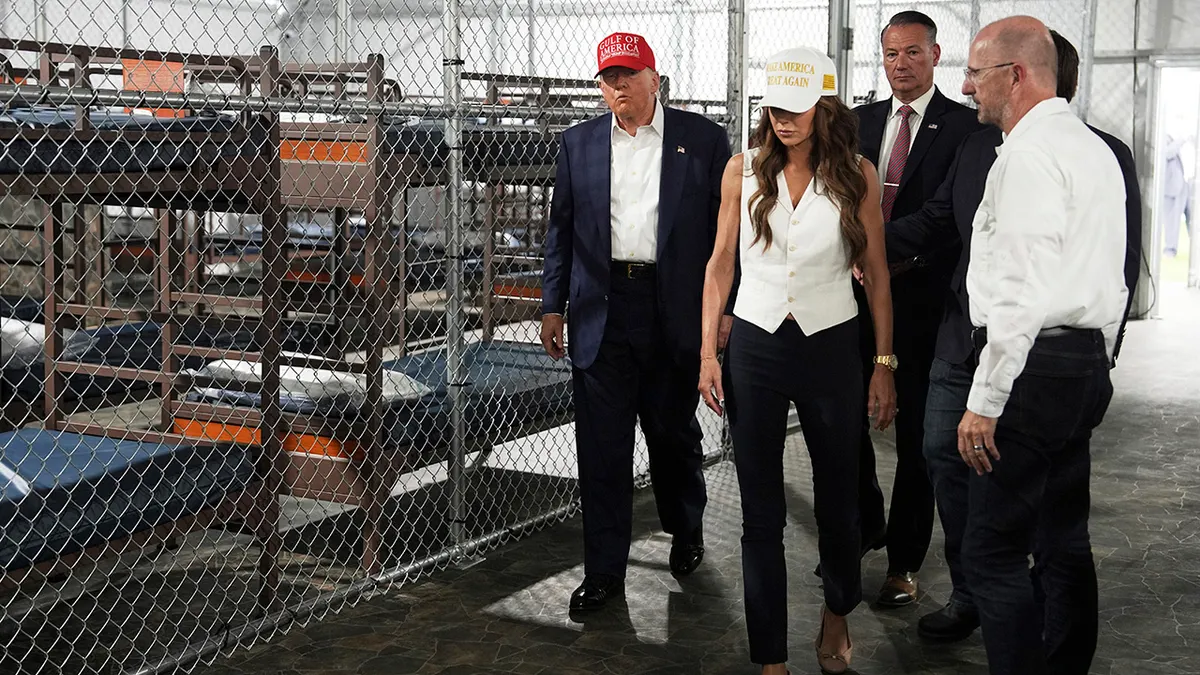 En la foto, Trump en la cárcel llamada 'Alcatraz de los Caimanes'