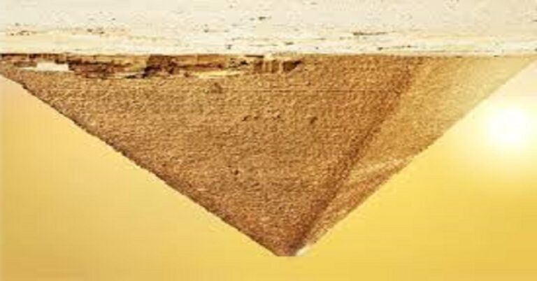 En la foto, una pirámide invertida