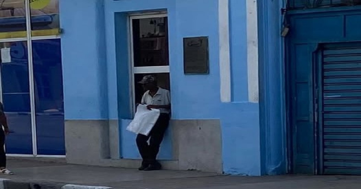 En la foto, el protagonista de la historia vende jabas en la calle