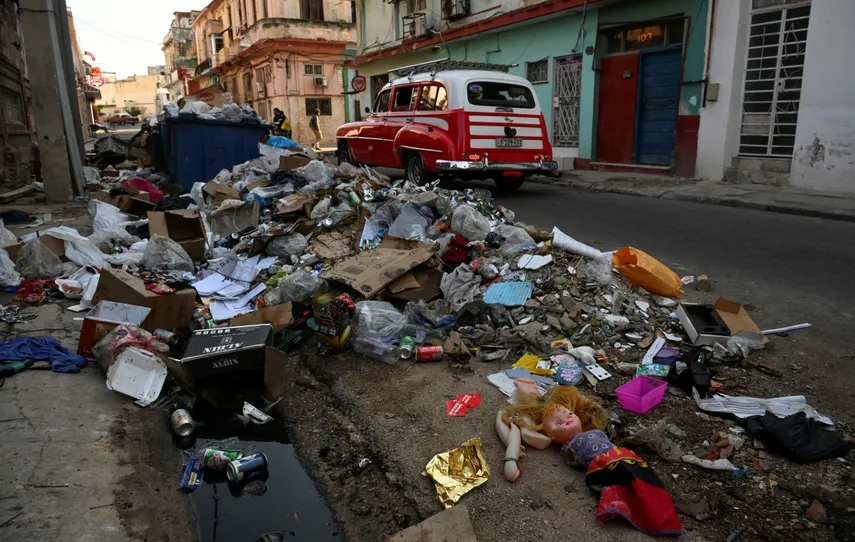 En la foto, una calle de La Habana atestada de basura