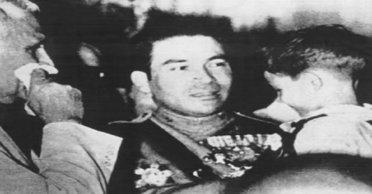 En la foto, el general Fulgencio Batista carga al niño Raúl Castro