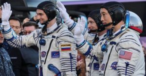 En la foto, cosmonautas rusos y estadounidenses