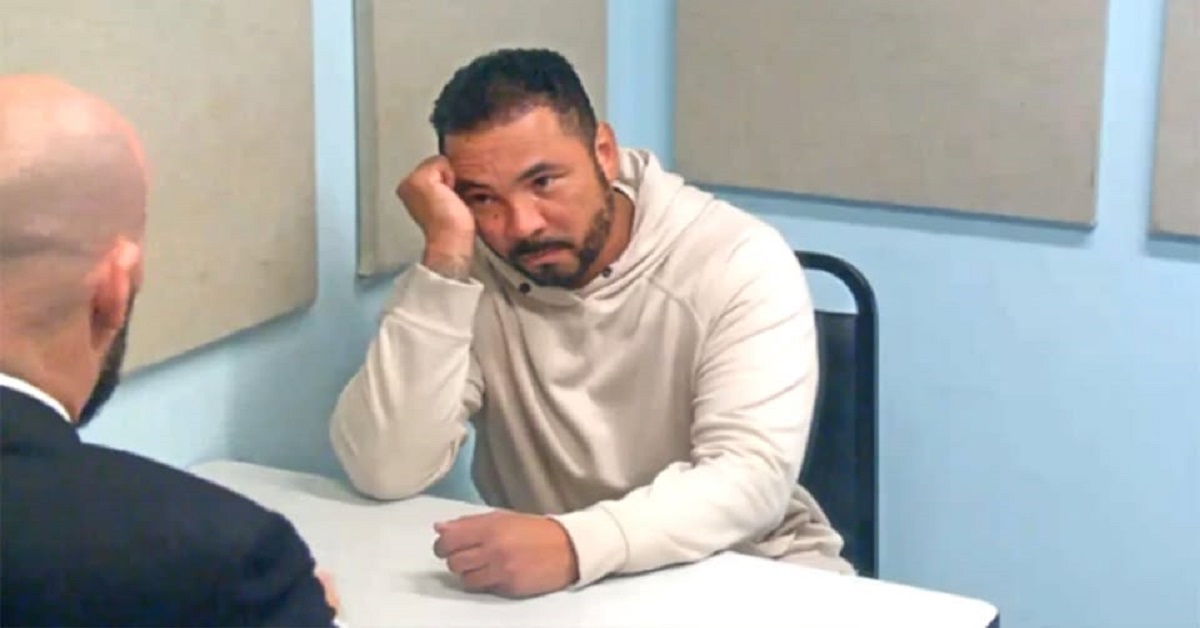 En la foto, el asesino de El Taiger declara ante un policía