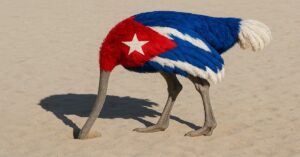 En la foto, un aveztruz vestido con la bandera cubana y la cabeza en la arena