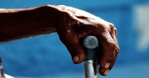 En la foto, un bastón y la no sucia de un anciano