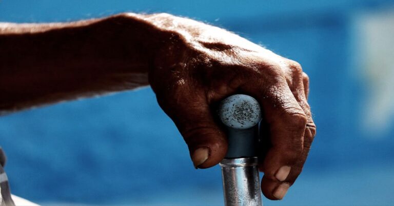 En la foto, un bastón y la no sucia de un anciano