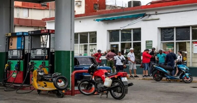 En la foto, cola para gasolina en un servicentro cubano