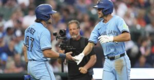 En la foto, jugadores de Toronto se felicitan tras jonrón