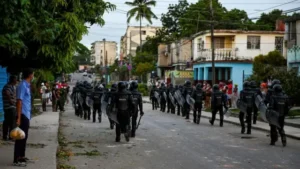 En la foto, la policía cubana camina con miedo por las calles