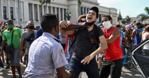 En la foto, represión a manifestantes pacíficos en Cuba