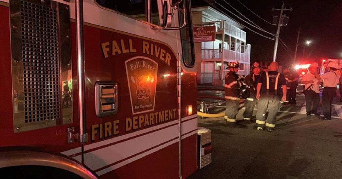 En la foto,, bomberos en el lugar del incendio en Massachusetts