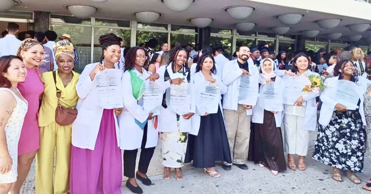 En la foto, jóvenes de EEUU graduados de médicos en Cuba