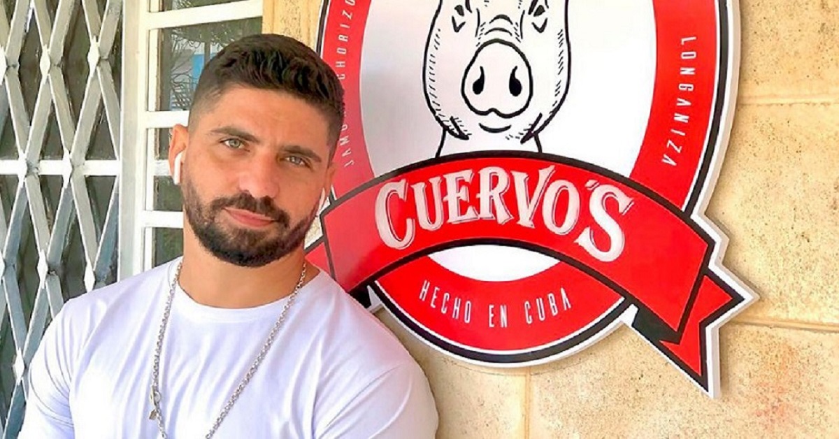 En la foto, Alejandro Cuervo frente a su negocio en La Habana