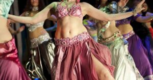 En la foto, Mujeres bailan la danza del vientre