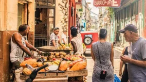 En la foto, vendedores de alimentos en una calle de La Habana