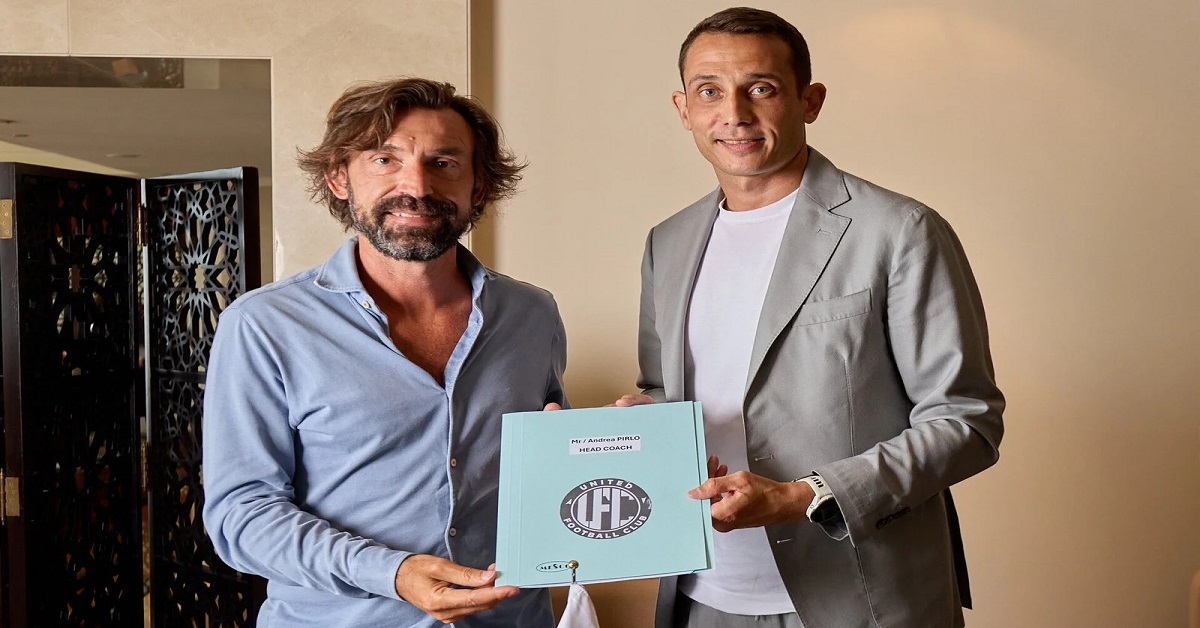 En la foto, Andrea Pirlo en su presentación por el United FC emiratí