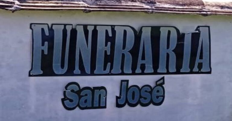 En la foto, el cartel que identifica a la funeraria de San José de las Lajas