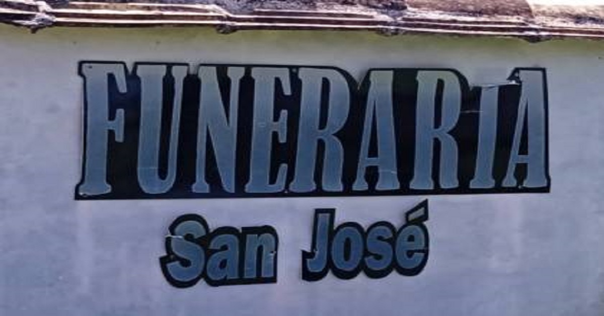 En la foto, el cartel que identifica a la funeraria de San José de las Lajas