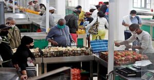 En la foto, cubanos trabajando