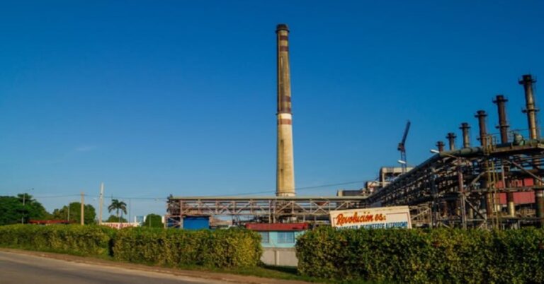 En la foto, una de las obsoletas termoeléctricas cubanas