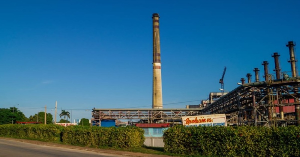 En la foto, una de las obsoletas termoeléctricas cubanas
