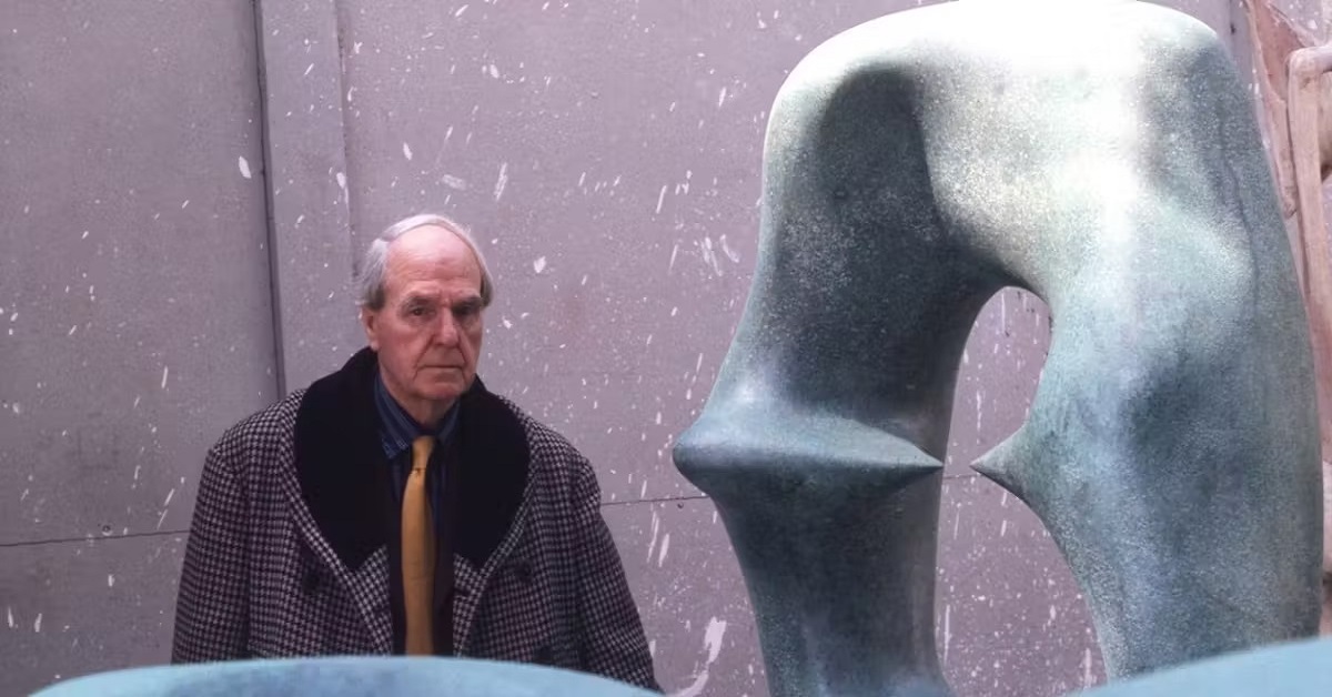 En la foto, Henry Moore y una de sus esculturas